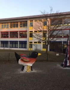 Böhämmer Grundschule mit dem Böhämmer-Vogel als Skulptur im Vodergrund