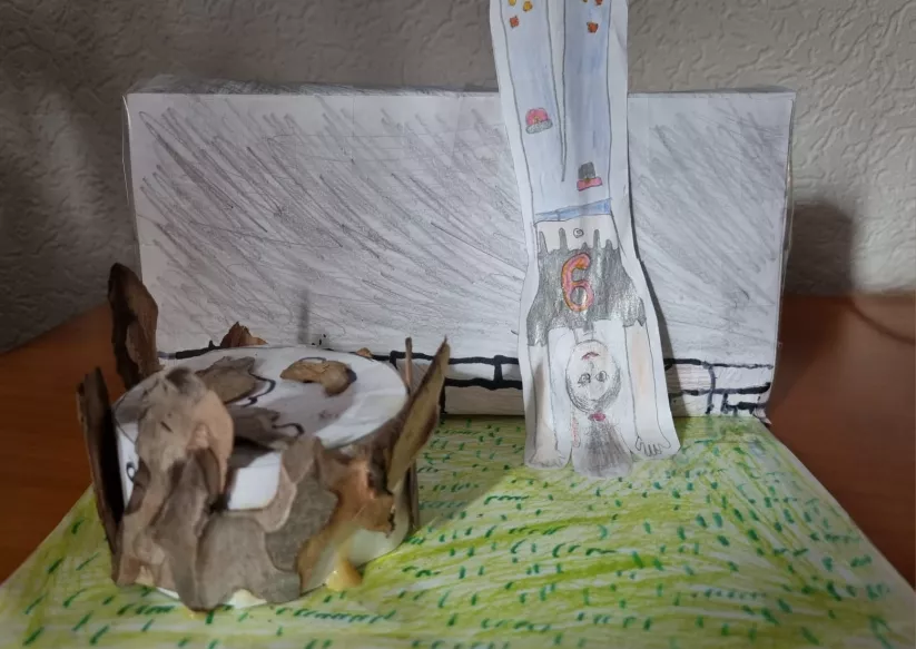 Ich mache einen Handstand an einer Hauswand, auf dem Rasen neben einem Baumstamm.