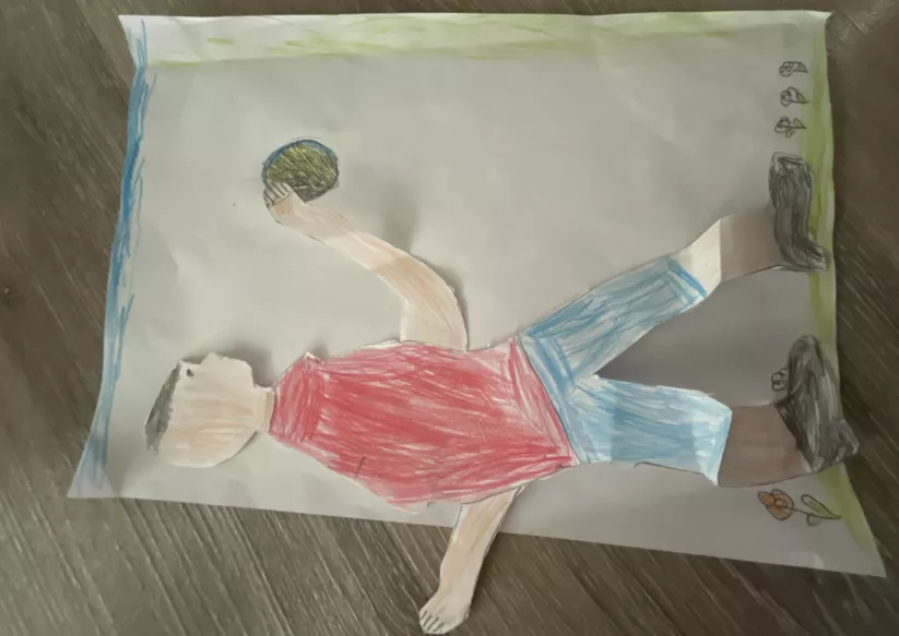 Das Bild zeigt Malte als Zeichnung im roten T-Shirt und blauer Hose, wie er einen Handball in der Hand hält und sichtlich handballbegeistert ist.