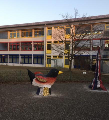 Böhämmer Grundschule mit dem Böhämmer-Vogel als Skulptur im Vodergrund